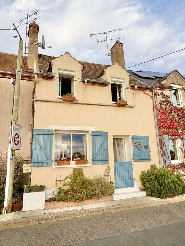 Maison à SAINT-DENIS-DE-L&#039;HOTEL