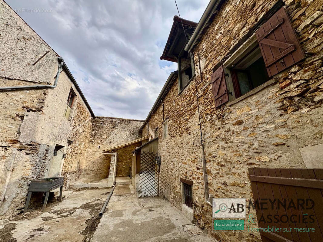 A vendre à MAUPERTHUIS Briarde de 97.81 m2 rénovée en partie avec ses dépendances sur 280 m2 terrain . - photo 12