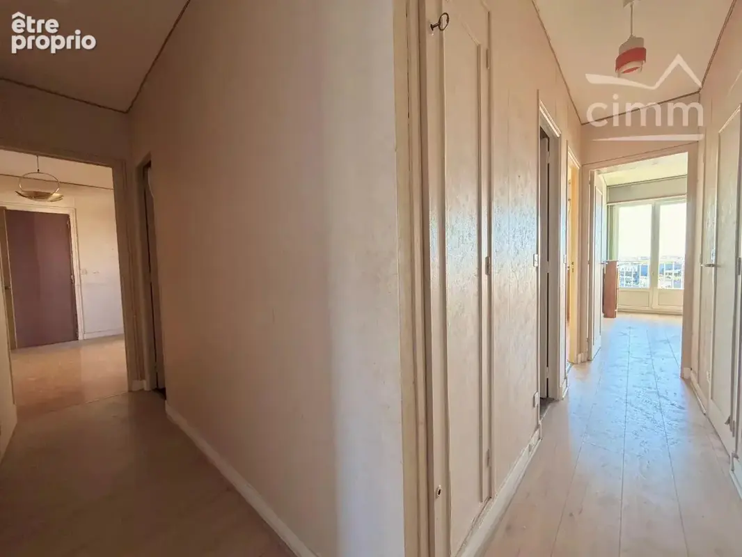 MONTREUIL — T4 de 80 m² avec beau balcon filant, vue dégagée, double parking et cave - photo 3