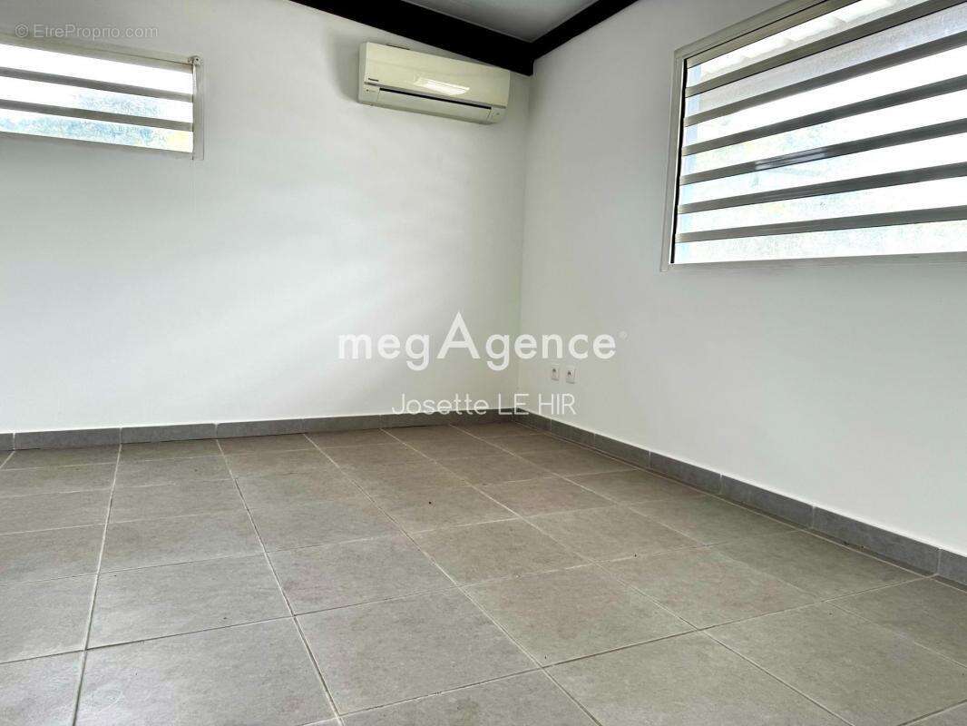 Appartement à REMIRE-MONTJOLY