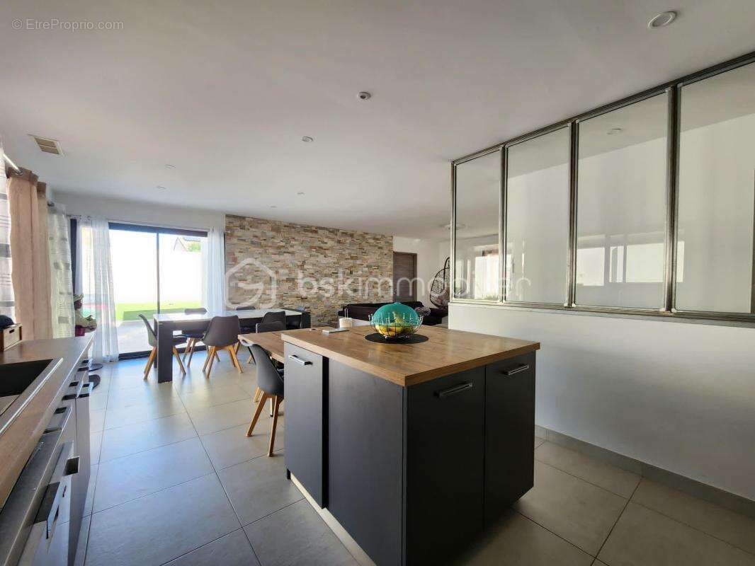 EXCLUSIVITÉ – Superbe villa de plain-pied avec 4 chambres, piscine maçonnée et boulodrome près de Pézenas (à Tourbes) - photo 8