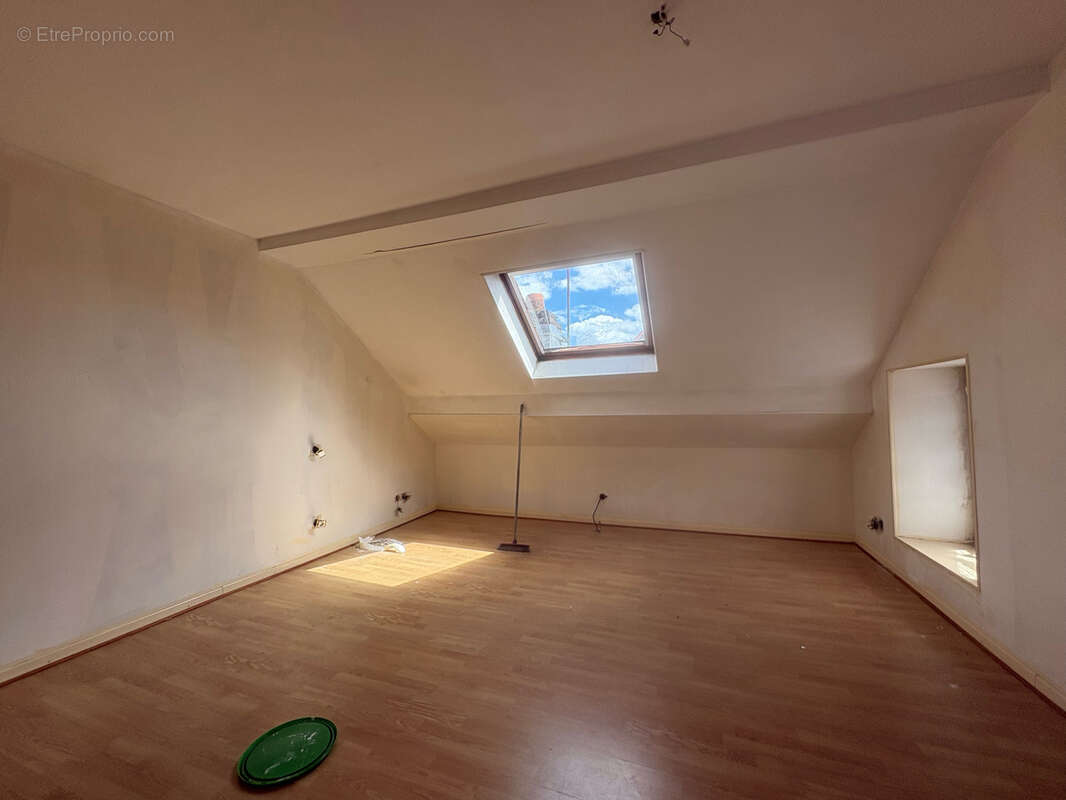 Centre de Ronchamp - Immeuble de rapport avec local commercial et deux appartements - photo 10