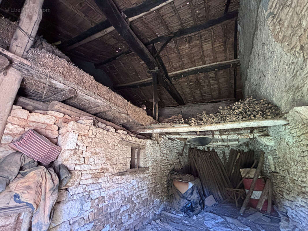 Deux granges avec dépendances et jardin offrant un fort potentiel de rénovation - photo 9