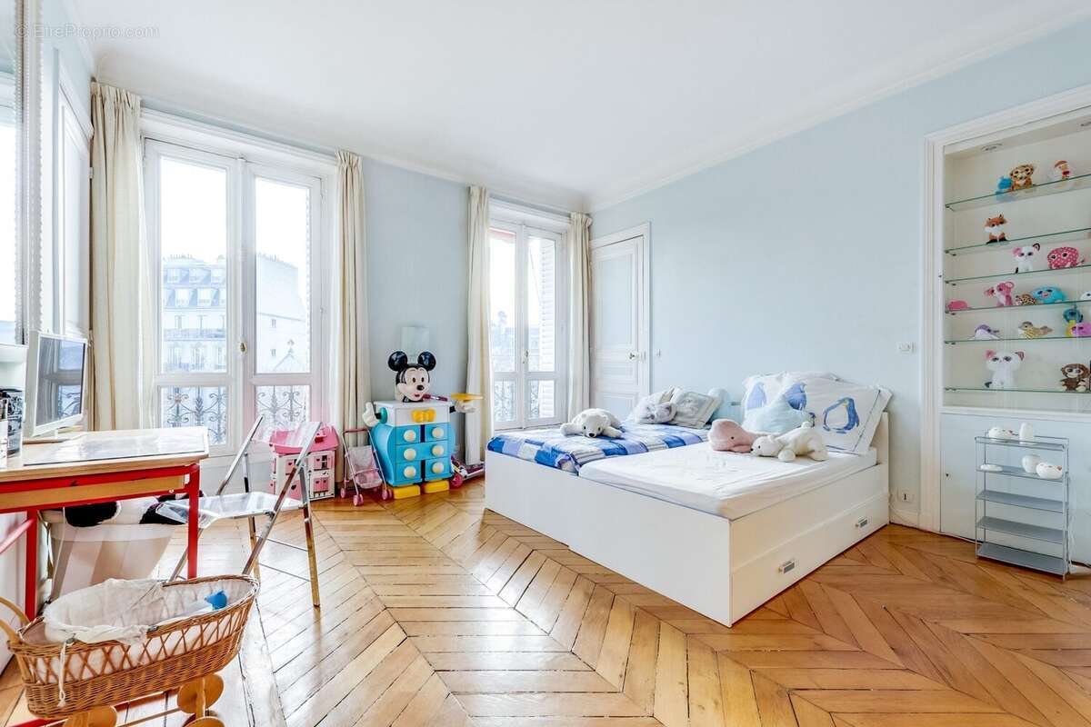 Appartement à PARIS-8E