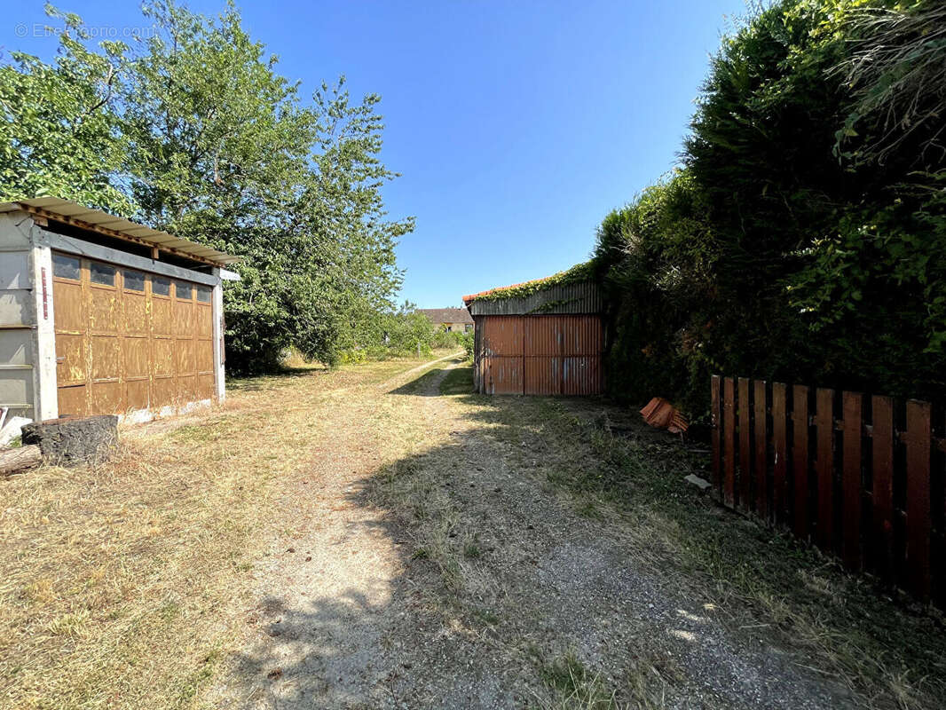 Maison avec grand terrain, sous-sol complet et fort potentiel à Lusigny (03230) - photo 2