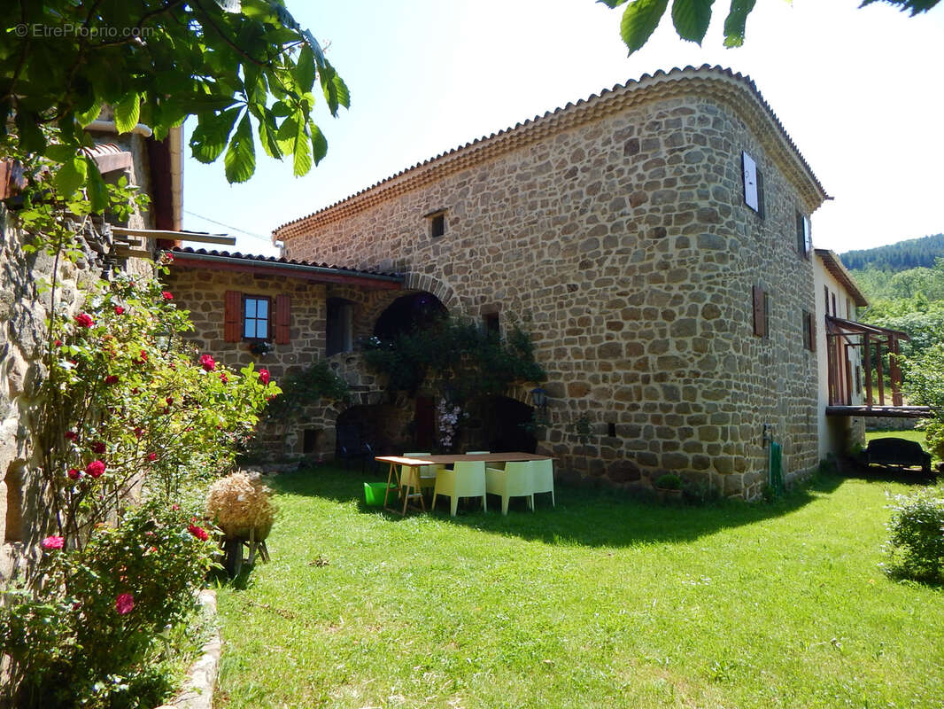 Bâtisse en pierre avec 4.1ha 326 m2 - photo 4