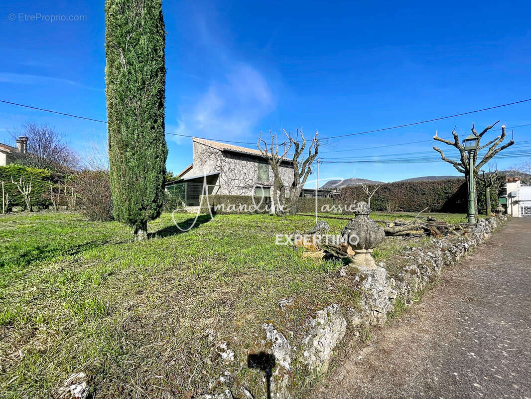 Maison familiale avec potentiel locatif et son terrain d'environ 2000m2 - photo 3