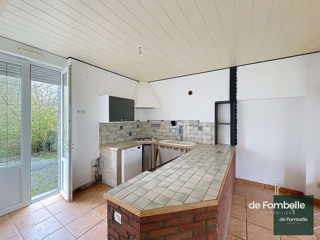 Maison à SAINTE-MARGUERITE-DE-CARROUGES