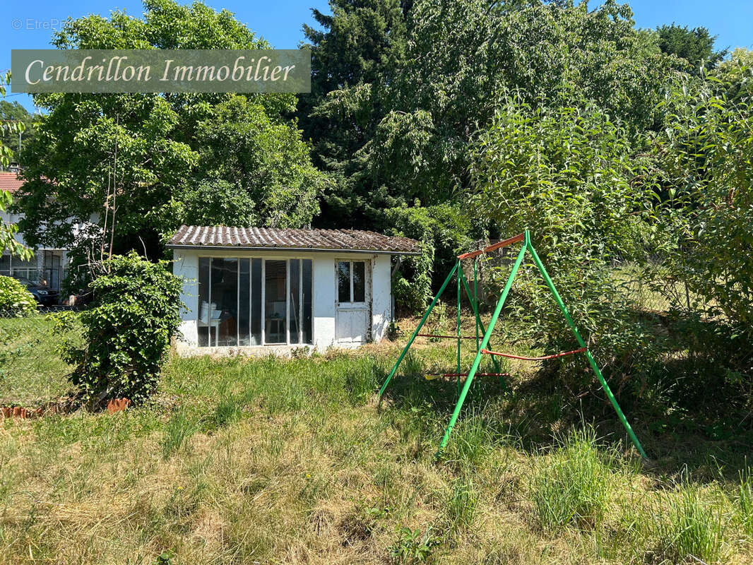 Maison de bourg à rafraîchir, mitoyenne d'un coté, 3 chambres, ~92m2 habitables, sur 438 m2 de jardin - photo 3