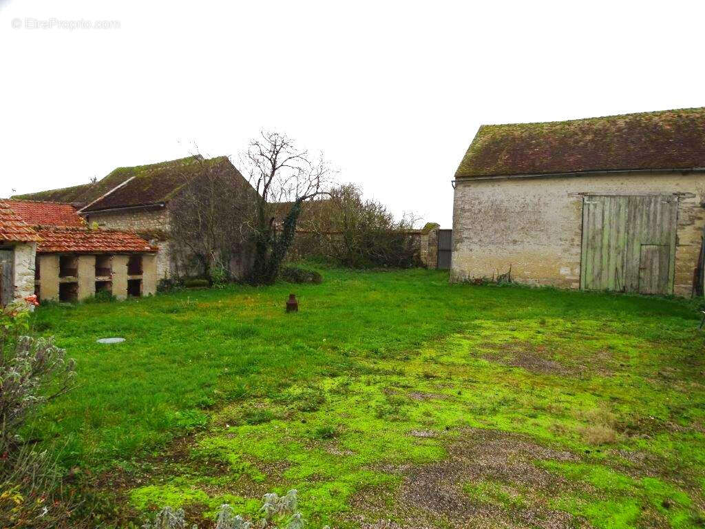 Corps de ferme avec nombreuses dépendances et terrain à bâtir   Un fort potentiel au cœur du Gâtinais - photo 4
