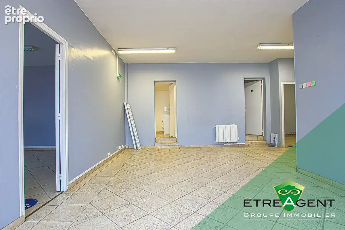 Local commercial 300m² plain-pied avec parking - Charleval - photo 6