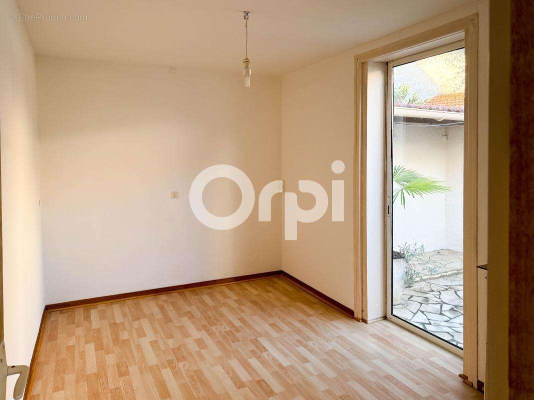 FOURAS : Maison de ville avec cour et  garage - photo 9