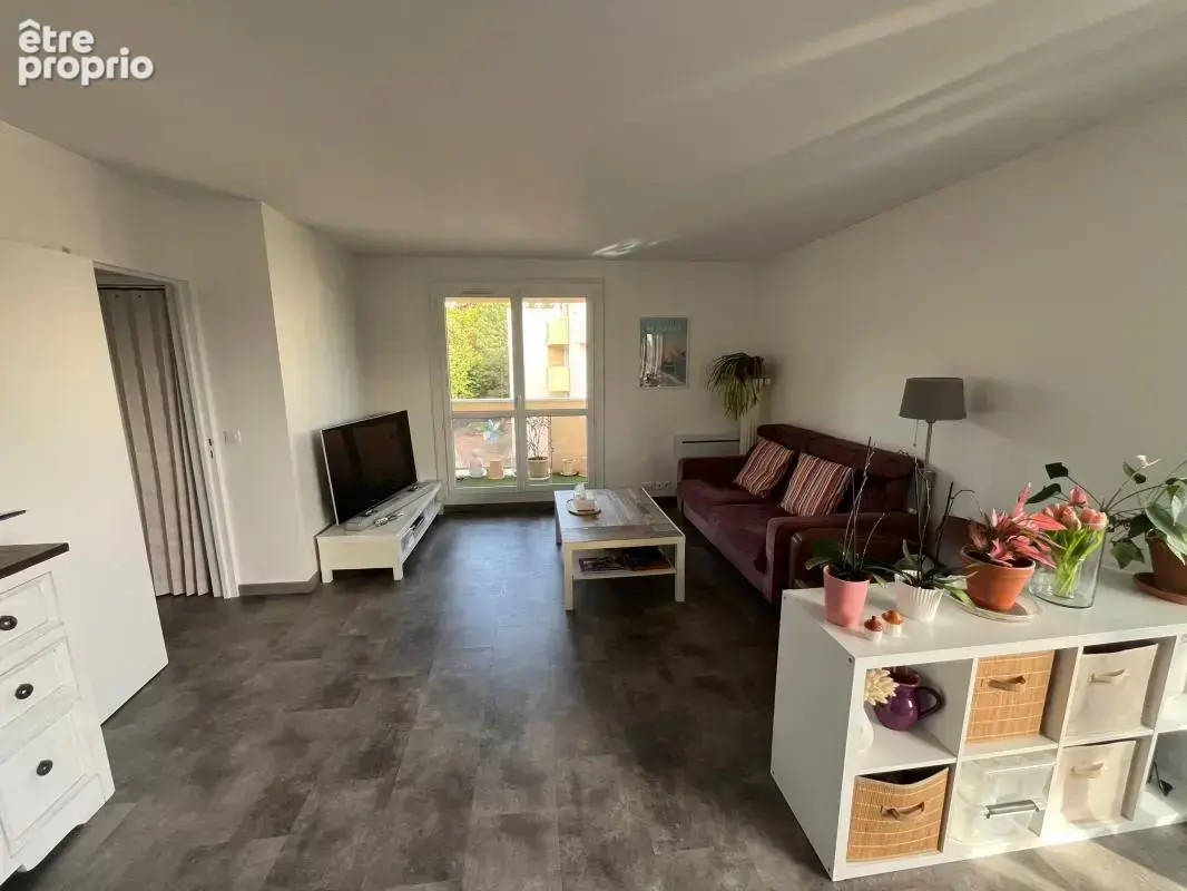 RARE F3 71m² + 2 balcons résidence du BOIS DE VAIRES. Entrée, placards, cuisine équipée ouverte sur séjour double, 1 ou 2 chambr - photo 6
