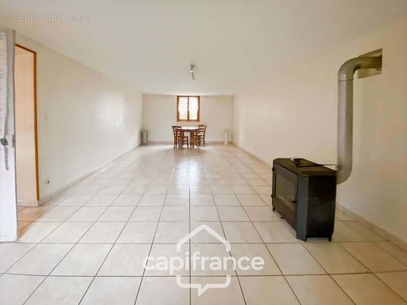 Maison à DOMMARTIN-LES-CUISEAUX