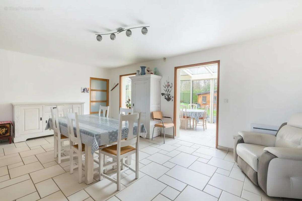 Maison à MONTJAVOULT