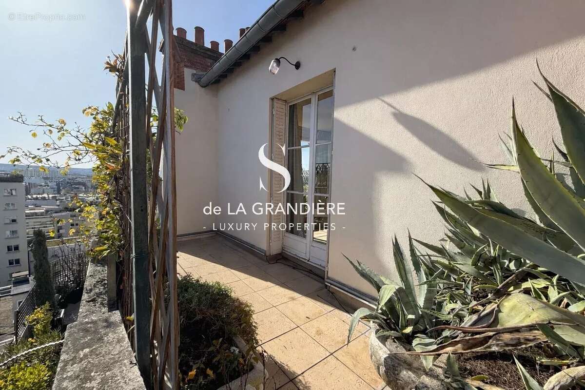 Appartement à PARIS-16E