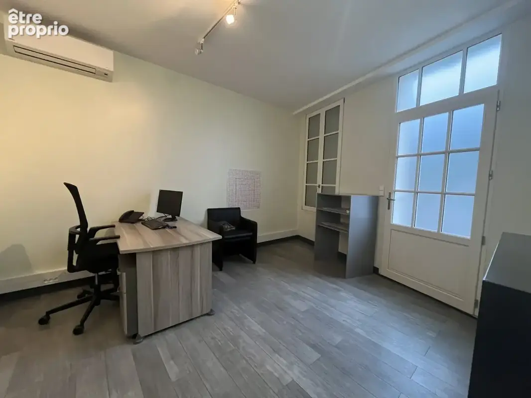 Immeuble de rapport avec un local commercial et deux appartements à St Jean d'Angely. - photo 3