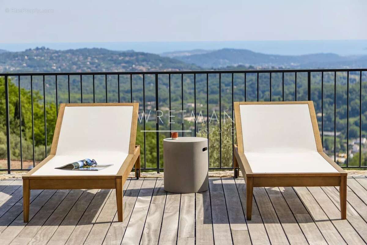 Maison à CHATEAUNEUF-GRASSE