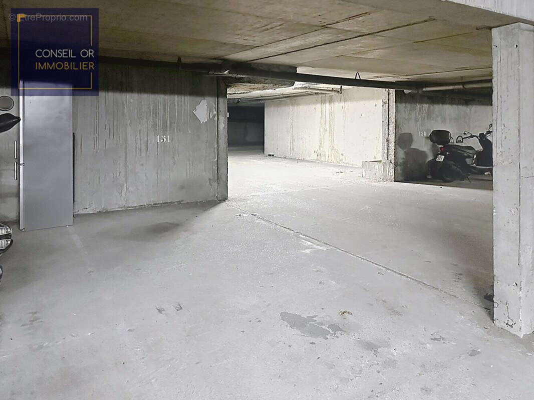 Parking à SAINT-GENIS-LAVAL