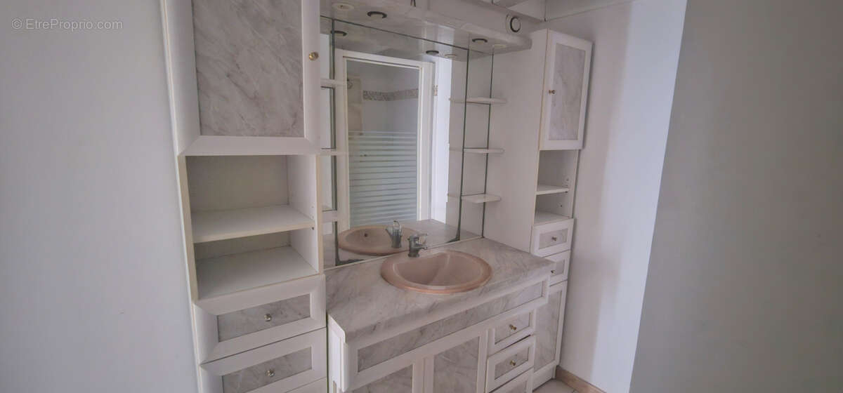 Appartement à BAGNOLS-EN-FORET