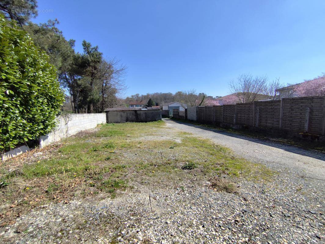 Commerce à ARTIGUES-PRES-BORDEAUX