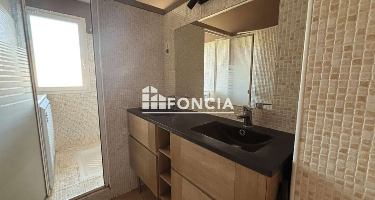 HYERE, EN DERNIER ETAGE, T3/4 traversant et lumineux avec cave et large parking - photo 11