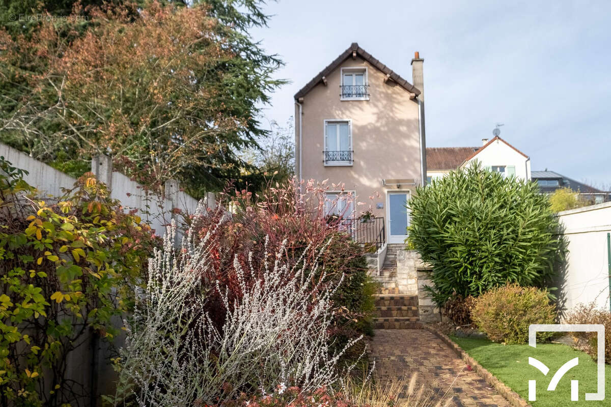 Maison à LE MESNIL-LE-ROI