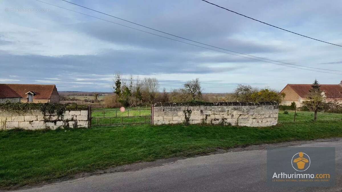 Terrain à AMIGNY-ROUY