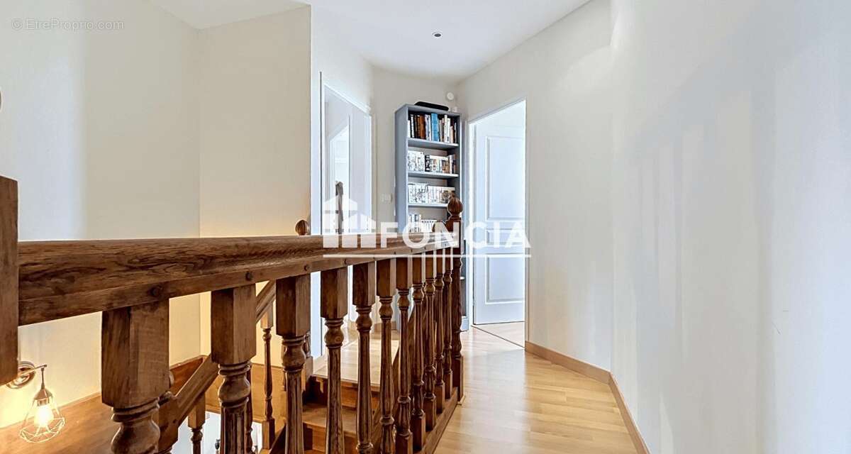 Maison familiale avec 3 suites, bureau et 2 garages - photo 9