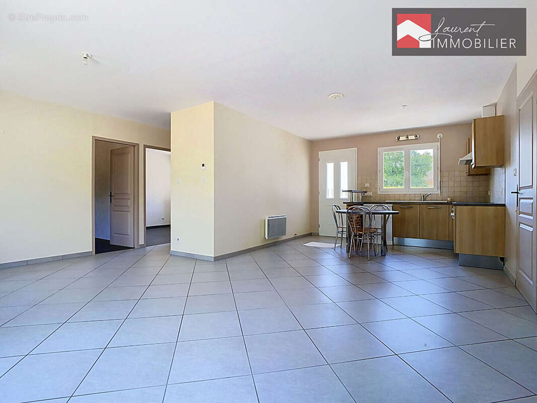 À VENDRE  Jolie villa de plain-pied dans un environnement paisible à Simandre - 190 000 - photo 2