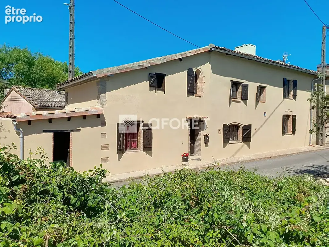 Maison de caractère de 171 m² avec patio et jardin ! - photo 3