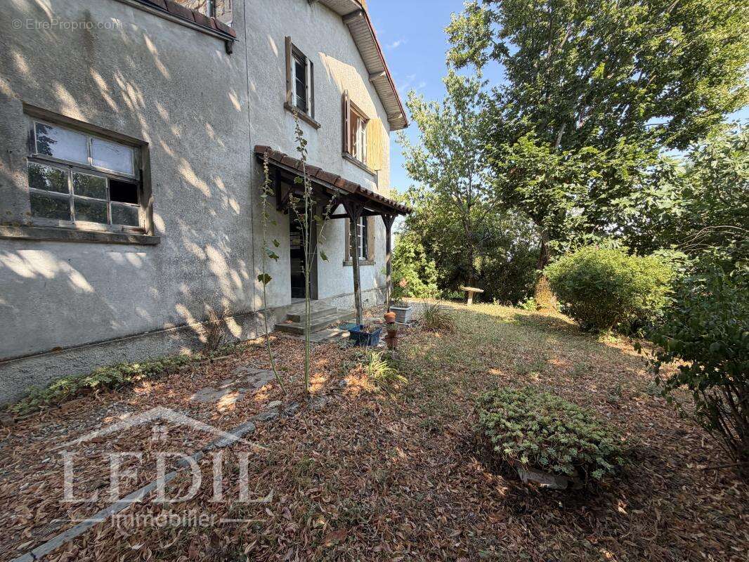 Maison de village deux chambres , garage et court - photo 2