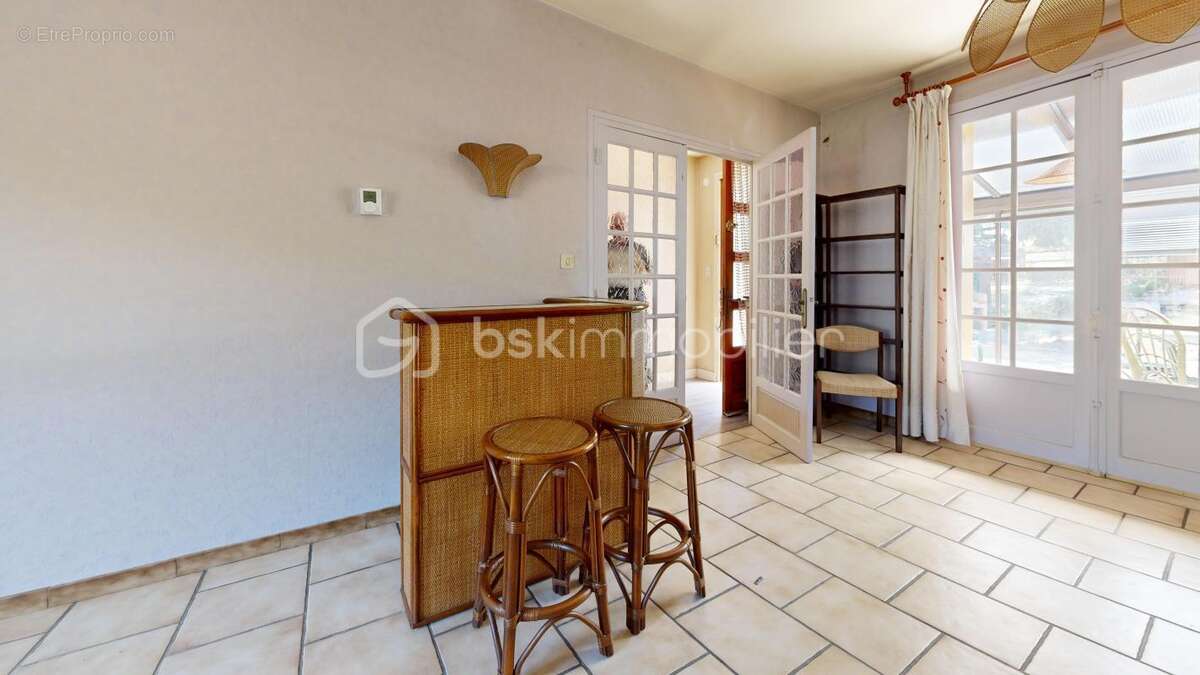 Maison lumineuse avec deux terrasses et parking à vendre ! - photo 10