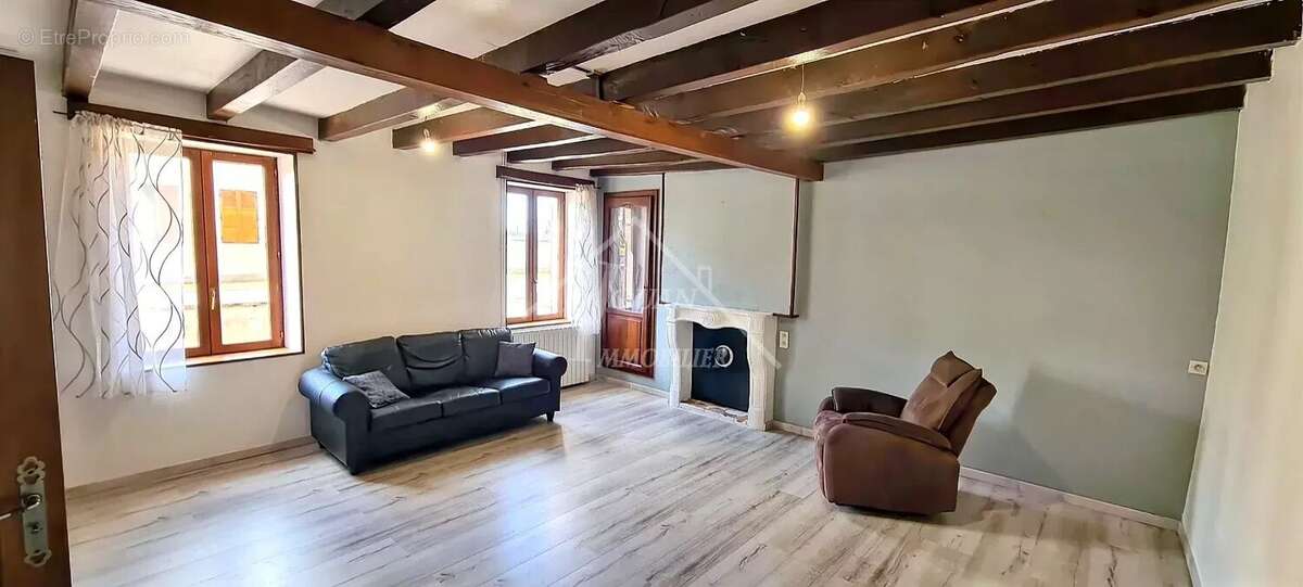 Maison à AINAY-LE-CHATEAU