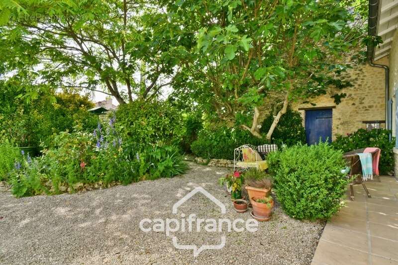 Maison charentaise rénovée à vendre 6 pièces COURCELLES (17), proche commerces, d'une superficie de 149m² avec atelier et jardin - photo 12