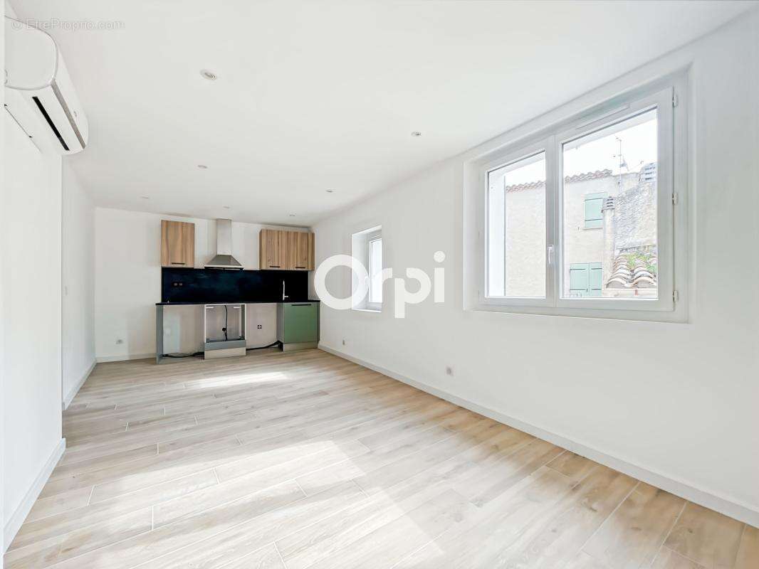 Appartement à CEYRESTE