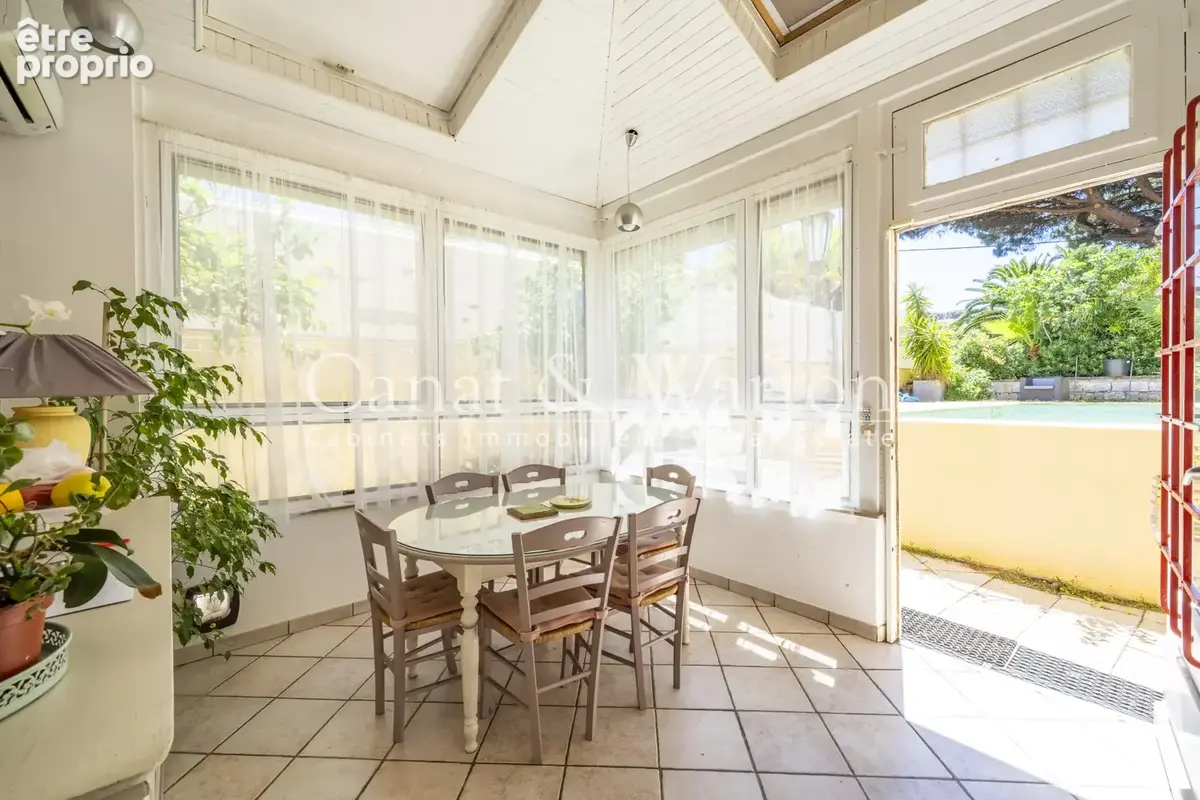 À quelques pas du port de cavalaire: villa de caractère avec piscine - photo 3