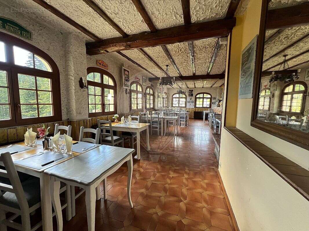 Commerce à L&#039;ESCARENE