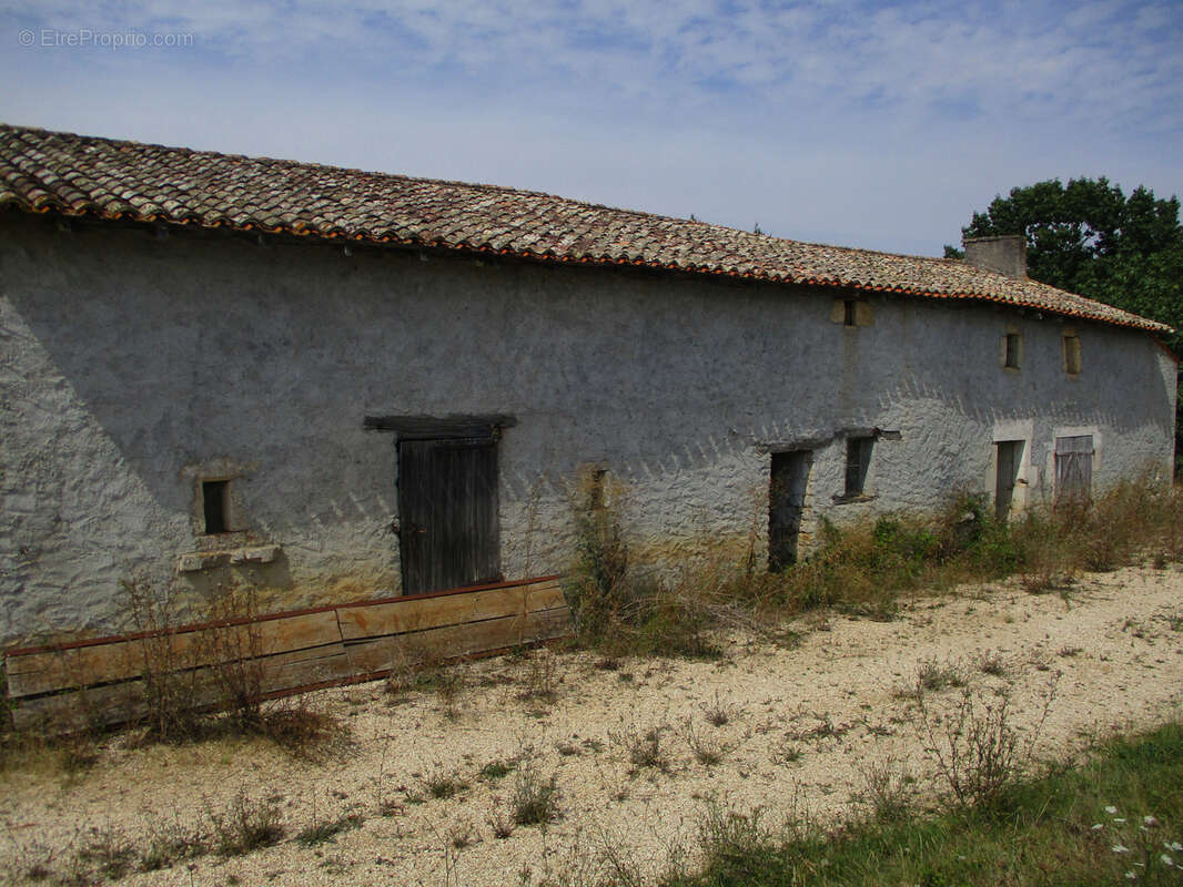 Parking à CEAUX-EN-COUHE