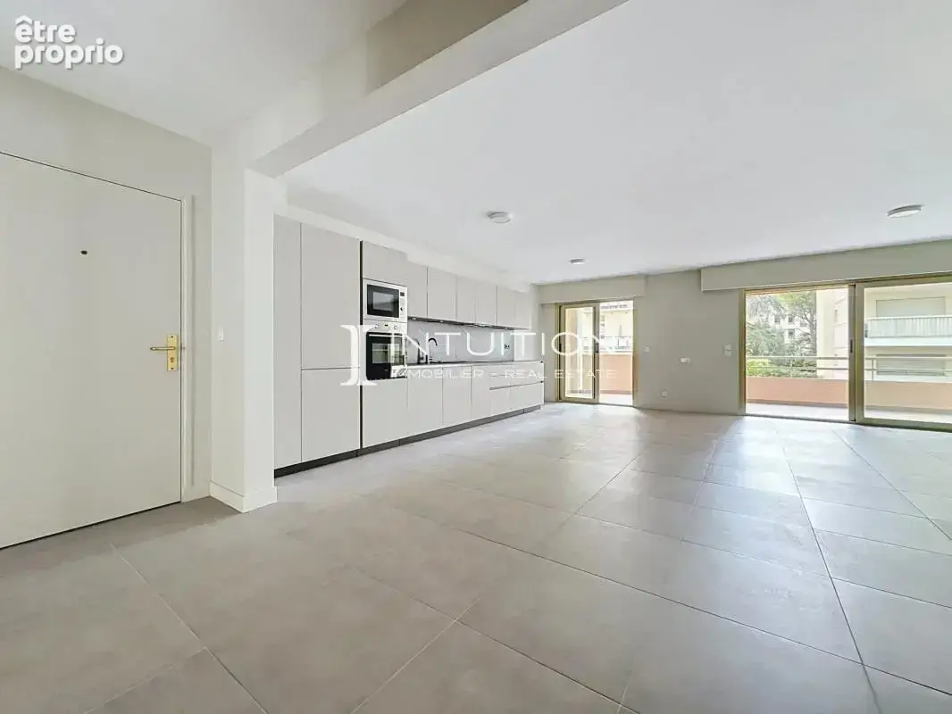 Cannes – Quartier des Anglais : élégant 3 pièces entièrement rénové avec terrasse de 17 m², garage et cave - photo 4