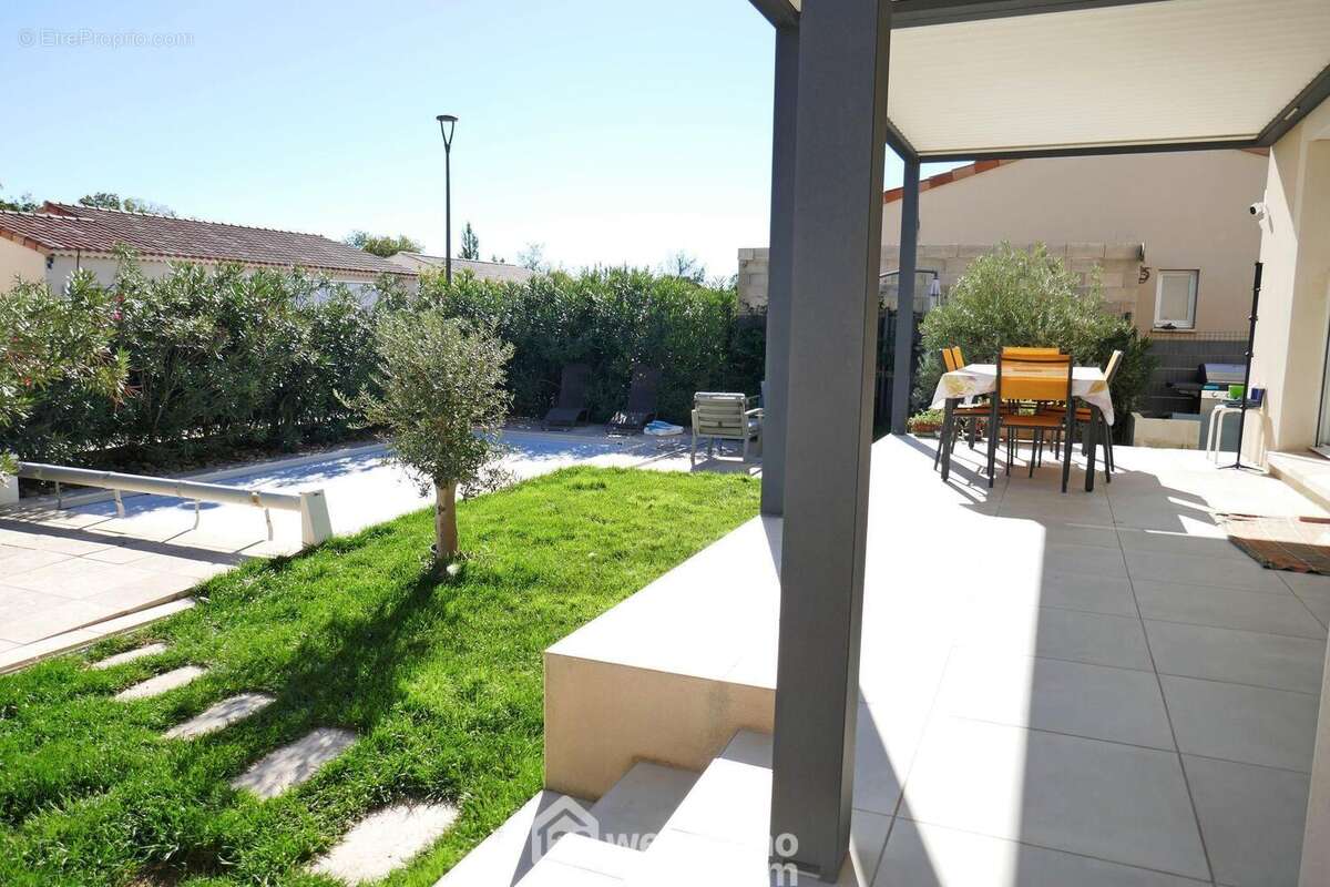 La terrasse et la piscine - Maison à ARLES