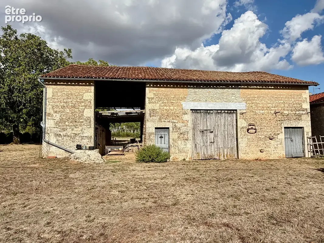 Charmante Maison Indépendante en Pierre avec Grande Grange, Terrain et Excellent Potentiel près de Nanteuil-en-Vallée - photo 2