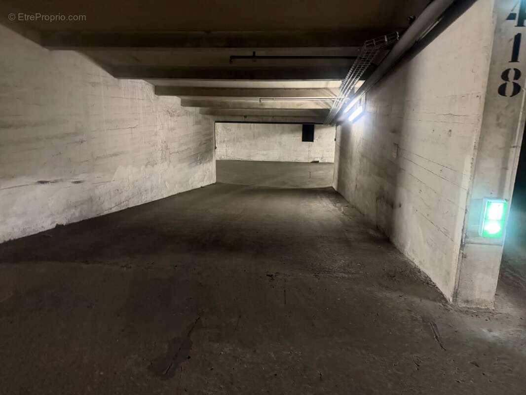 Parking à PARIS-16E