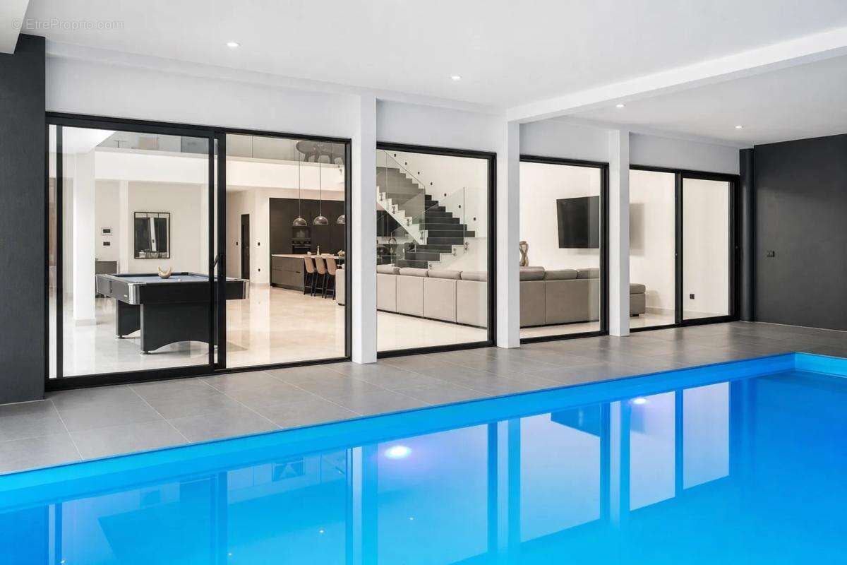 Villa unique avec piscine intérieure et porte historique - photo 2