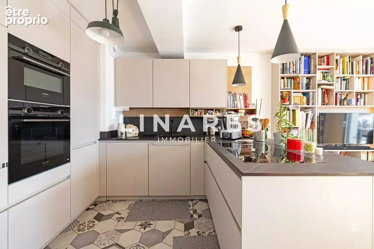 LE MAJESTUEUX - Appartement duplex T4 de 98m2 - Dernier étage - Terrasse de 25m² - Double parking - 13008 - photo 4