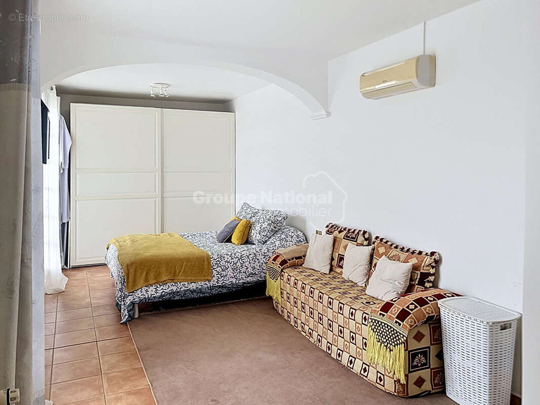 Châteauneuf-du-Pape  : Maison de 5 pièces (143 m²) avec terrasse de 240 m² et vue dégagée - photo 8