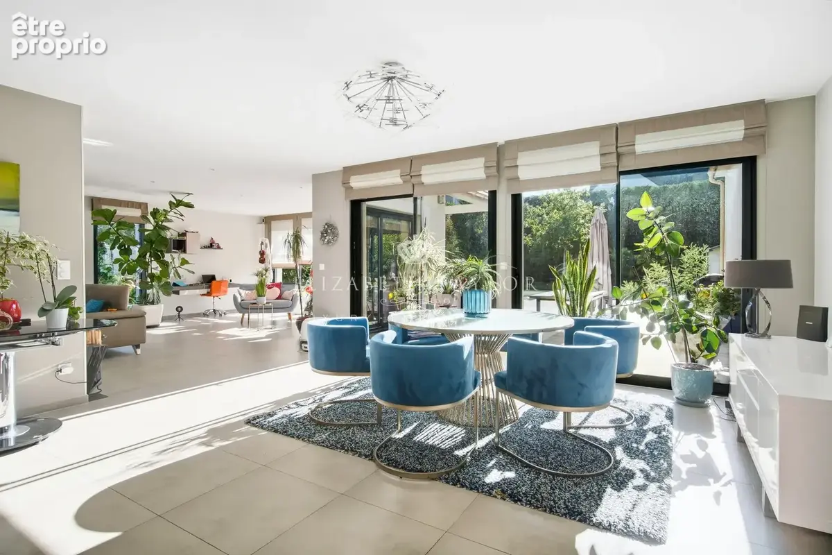 Maison contemporaine familiale de 240 m2 avec piscine sur terrain de 1 340 m2 - photo 8