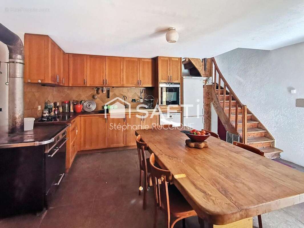 Maison 240 m² à Revel-Tourdan  - photo 2