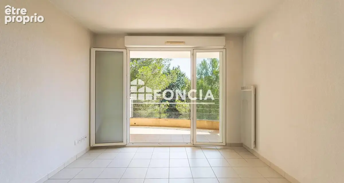 La Seyne-sur-Mer – Appartement Type 2 au dernier étage avec terrasse, piscine et vue dégagée - photo 4
