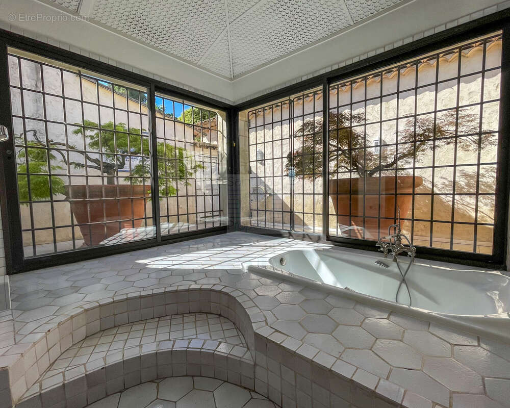 Superbe propriété - 437m2 - Domaine fermé - photo 15